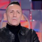 Sanremo, Kekko dei Modà caduto dalle scale: “Si sarebbe fatto male alla costola”