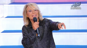 foto di maria de filippi imbarazzata