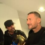 Striscia la notizia: Francesco Totti lascia il tapiro per strada (video)