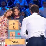 Affari Tuoi, Naomi ha rischiato di perdere la sorella: se ne va via con 10€