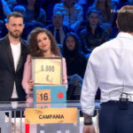 Affari Tuoi, Rossella rifiuta tutte le offerte: nel pacco ha 5.000€