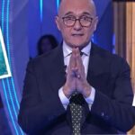 Alfonso Signorini verso L’isola dei Famosi? “Dubbi su Veronica Gentili”